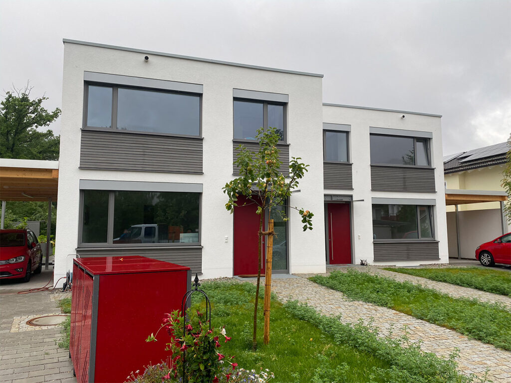 Doppelwohnhaus in weiß mit roten Türen